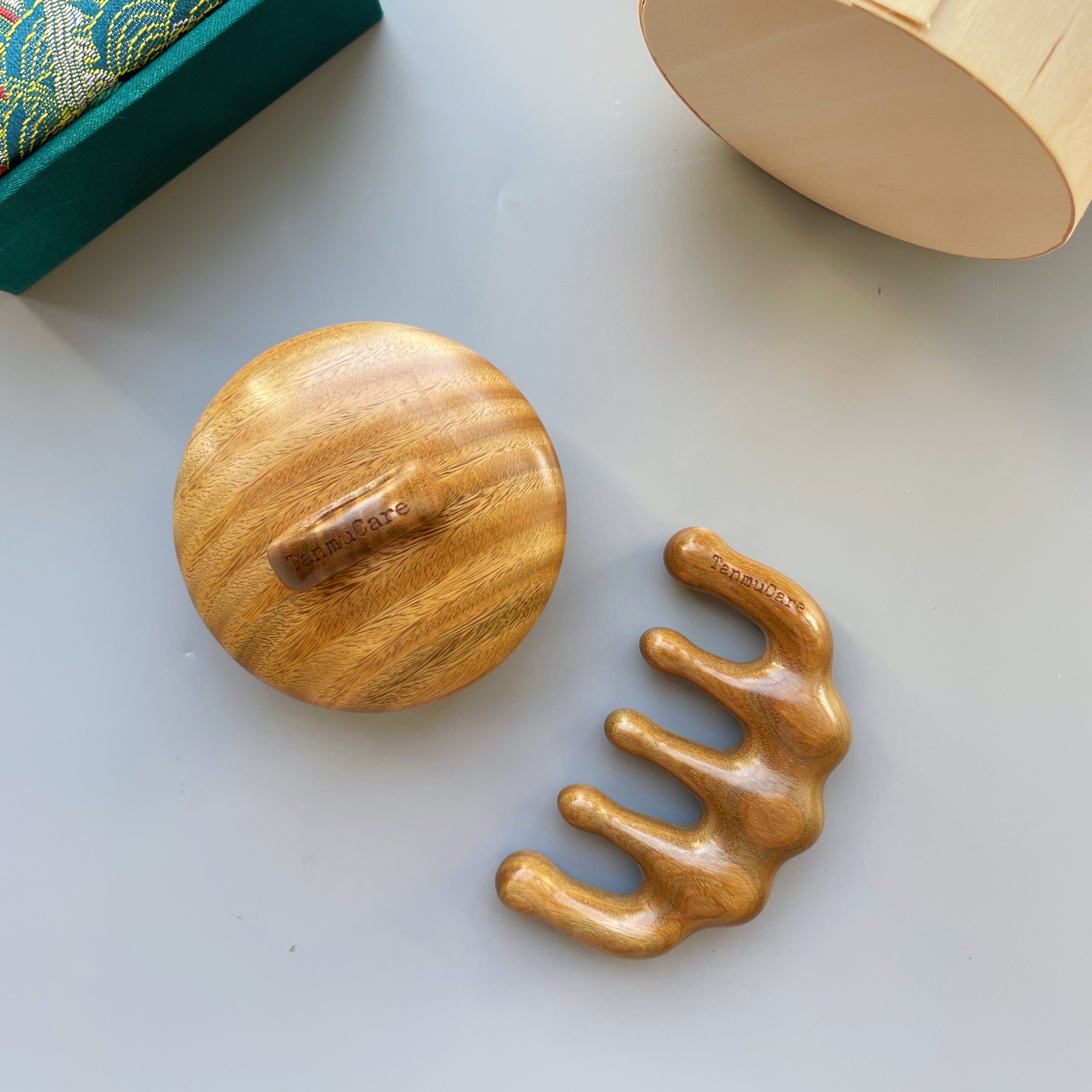 16-Teeth Sandalwood Body Meridian Detox Gua Sha Massage Tool (With a ring grip)