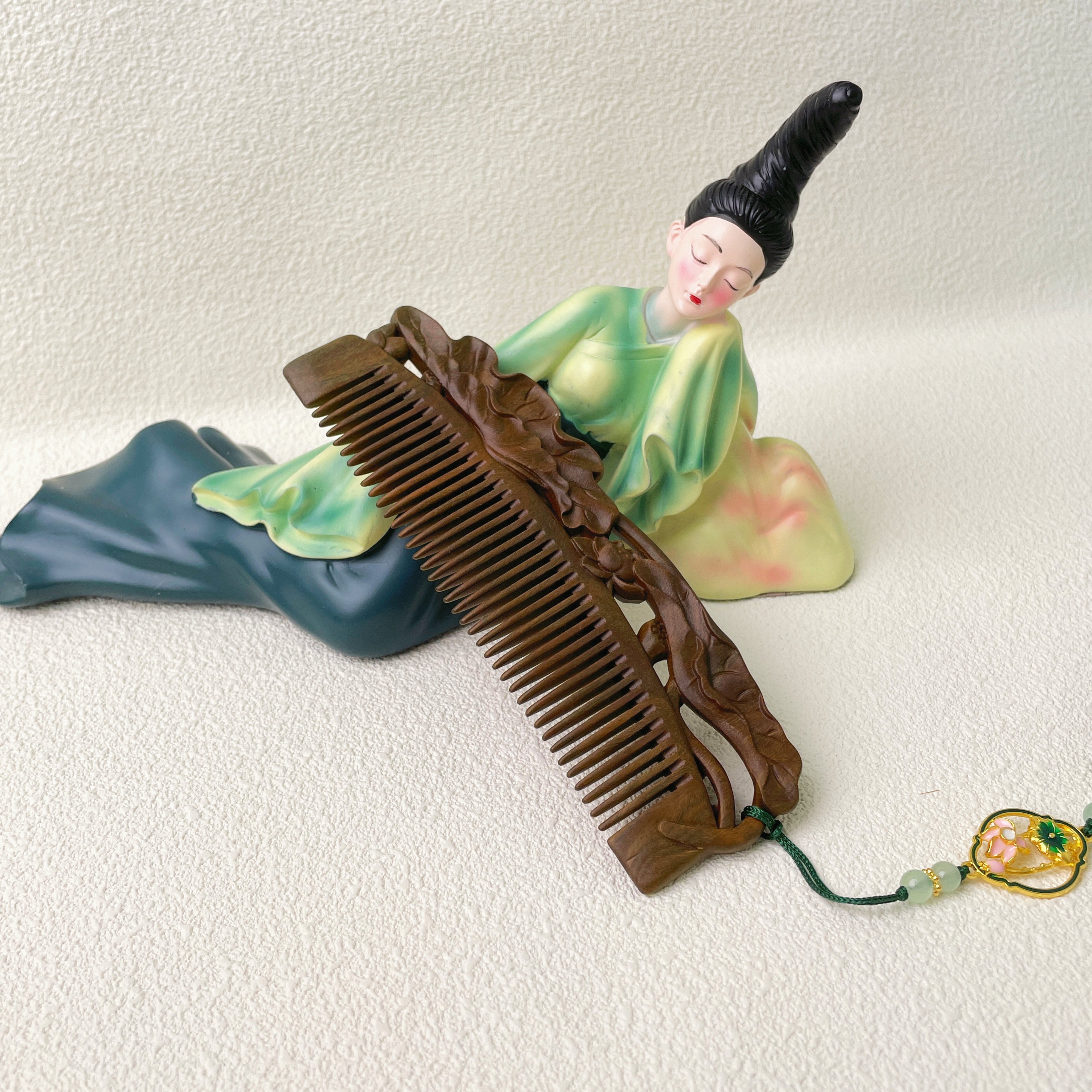 Green Sandalwood Hair Comb with Hand-Carved Lotus Pattern