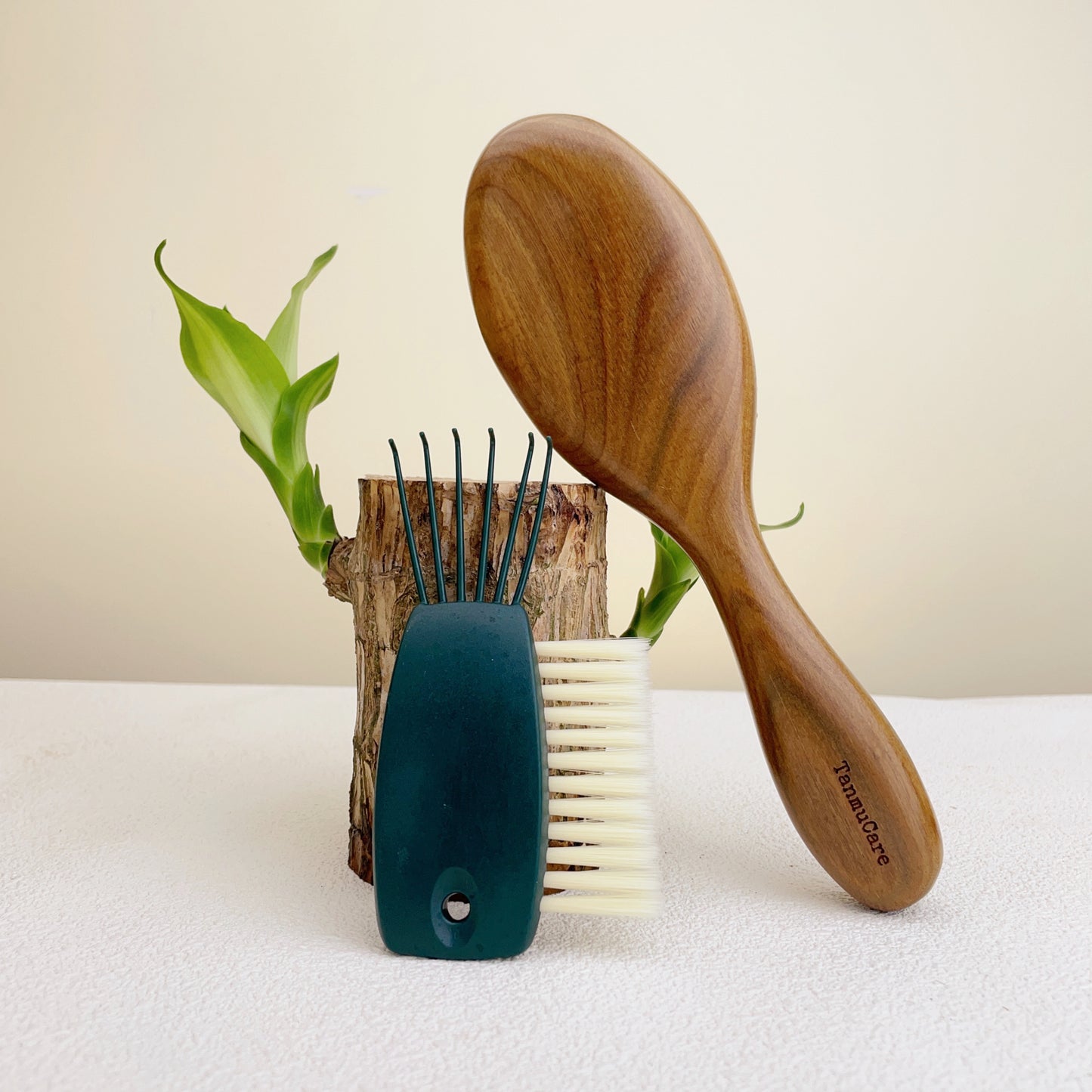 Sandalwood Detangling Hairbrush - Oval Style