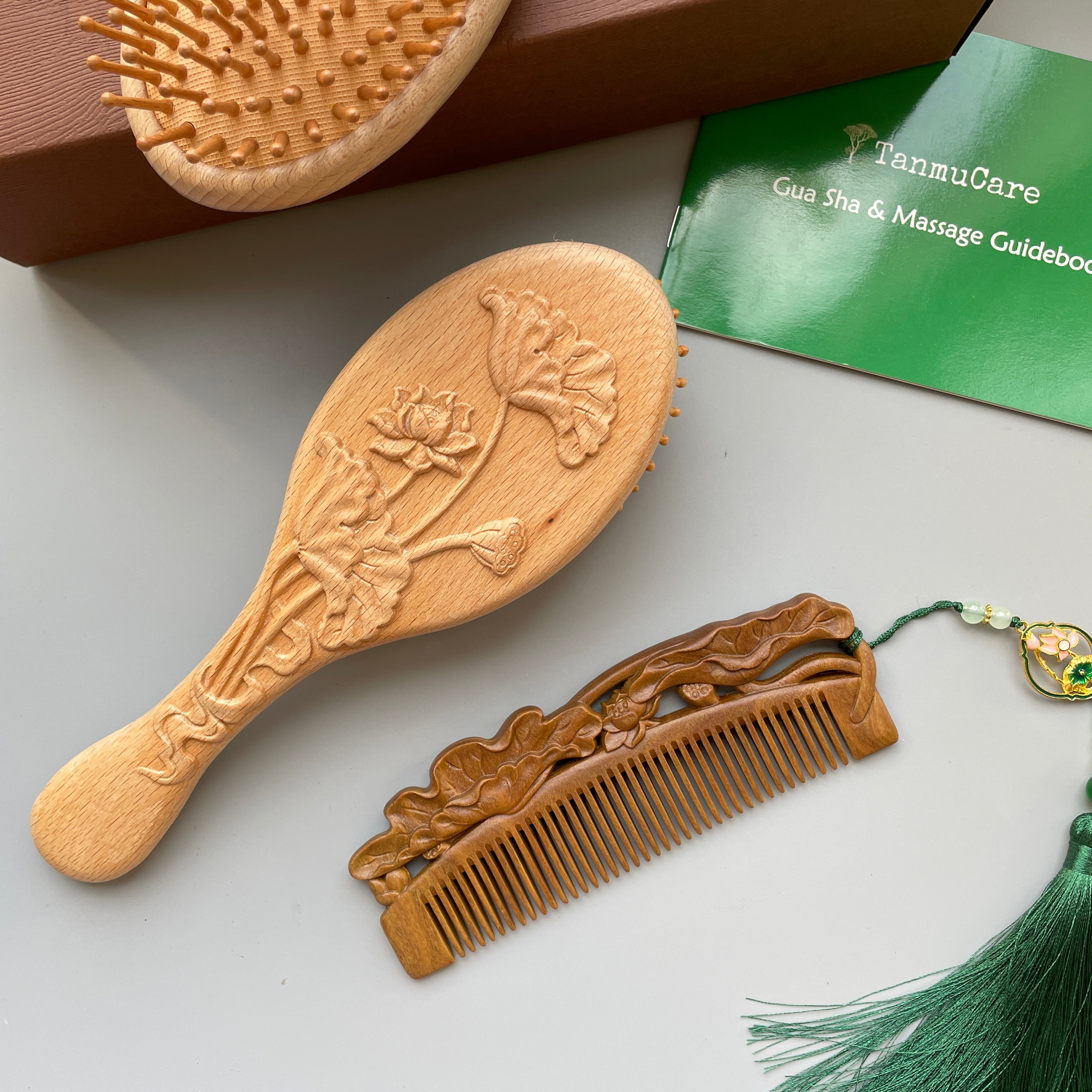 Green Sandalwood Hair Comb with Hand-Carved Lotus Pattern